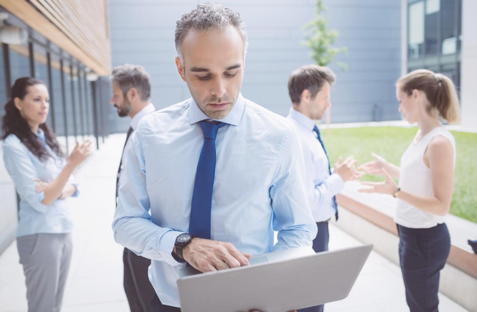 Estudiante trabajando con herramientas de planificación financiera digital